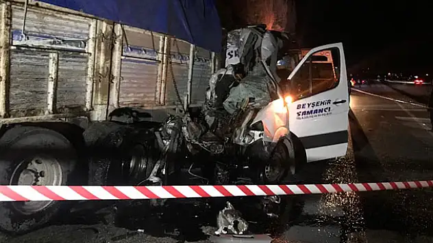 Konya'da minibüsle kamyon çarpıştı: 2 ölü, 13 yaralı