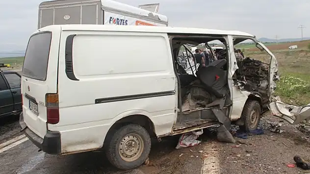 Konya'da minibüsle kamyonetin çarpıştığı kazadan bir acı haber daha:  Yaralanan genç hayata tutunamadı
