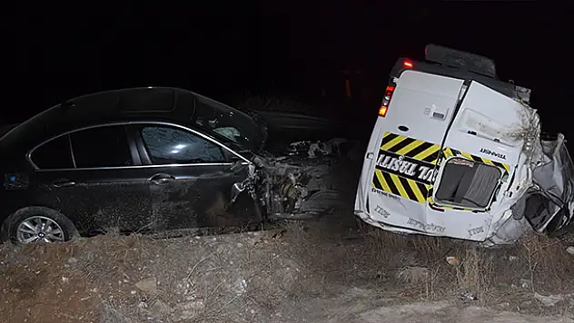 Konya'da minibüsle otomobil çarpıştı: 1'i bebek,  4 kişi yaralandı