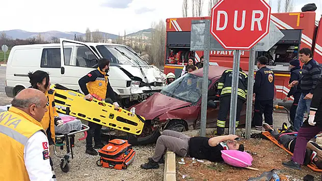 Konya'da minibüsle otomobil çarpıştı: 1 ölü, 3 yaralı