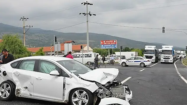 Konya'da minibüsle otomobil çarpıştı: 5 yaralı