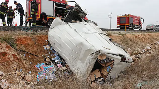 Konya'da minibüste takla attı!  Araçta sıkışan 2 kişi itfaiye tarafından kurtarıldı