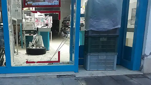 Konya'da minibüsten fırlayan teker markete girdi