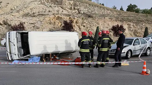 Konya'da minibüsün devrilerek sürücüsünün altında kaldığı kaza anı kamerada
