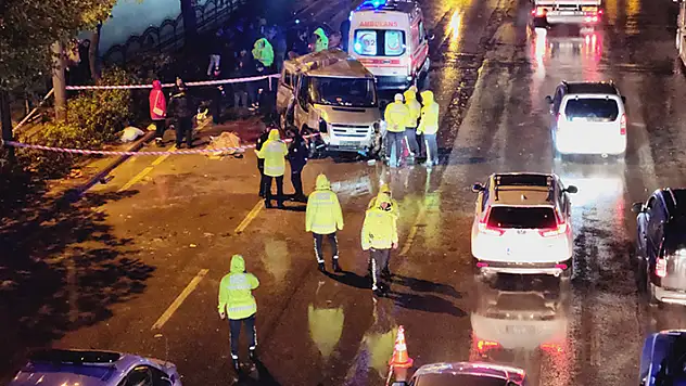 Konya'da minibüsün refüje çarptığı kazada ölen 2 çocuk toprağa verildi

