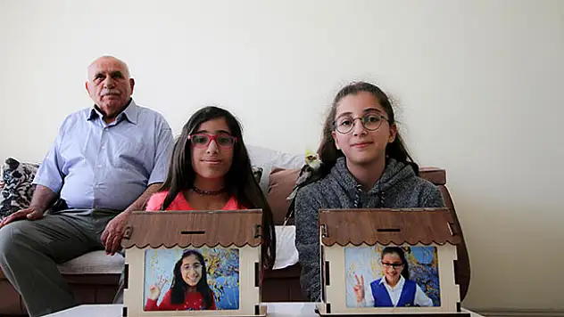 Konya'da minik ikizler kumbaralarındaki harçlıklarını işsiz kalanların aileleri için bağışladı