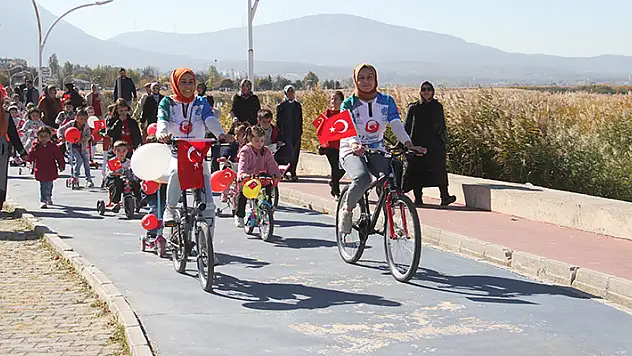 Konya'da minik öğrenciler cumhuriyetin 101. yıldönümü için pedal çevirdi
