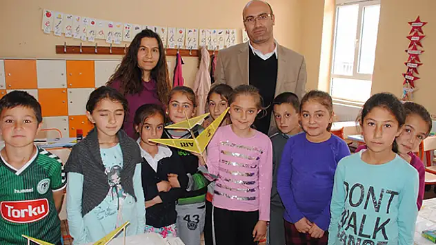 Konya'da minikler dersten sonra model uçak yapıyor