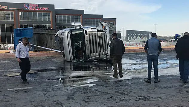 Konya'da mısır yüklü tır otomobillere çarpıp devrildi: 3 yaralı