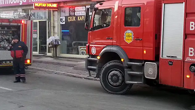 Konya'da mobilya mağazasında sobadan yangın çıktı