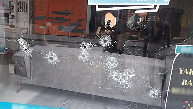 Konya'da mobilya mağazasını kurşunladılar