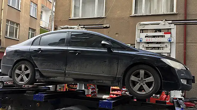 Konya'da motora giren kedi, yakalanması bulunan otomobili ele verdi