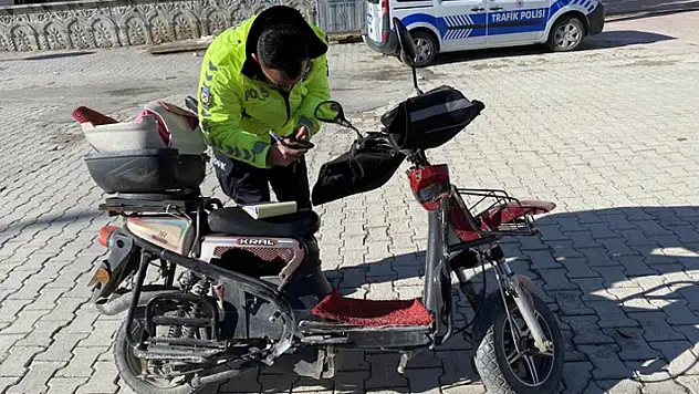 Konya'da motorlu kurye, hafif ticari araçla çarpıştı
