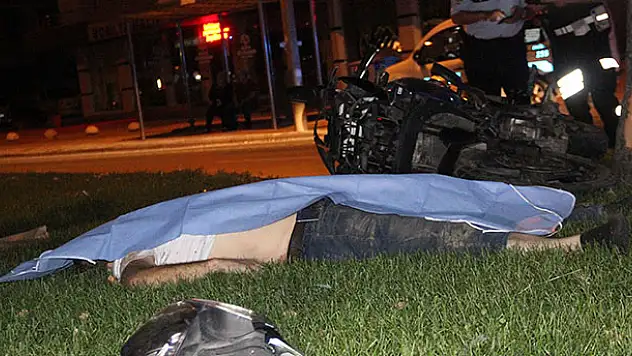 Konya'da motosiklet ağaca çarptı:1 ölü, 1 ağır yaralı
