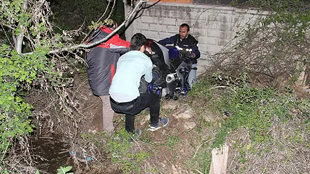Konya'da motosiklet bahçe duvarına çarptı : 2 yaralı