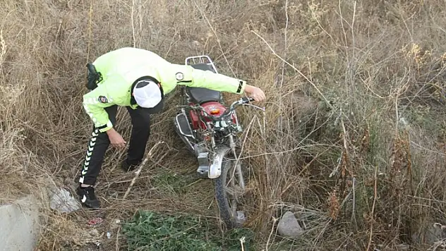 Konya'da motosiklet levhalara çarpıp şarampole düştü: 2 yaralı
