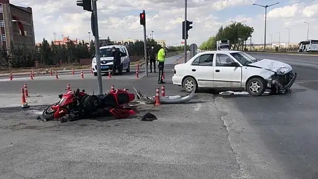 Konya'da motosiklet otomobile çarptı: 1 ölü, 1 yaralı
