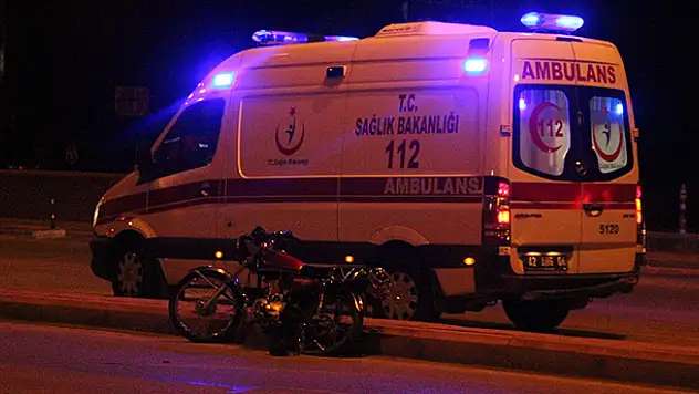 Konya'da motosiklet refüje çarptı