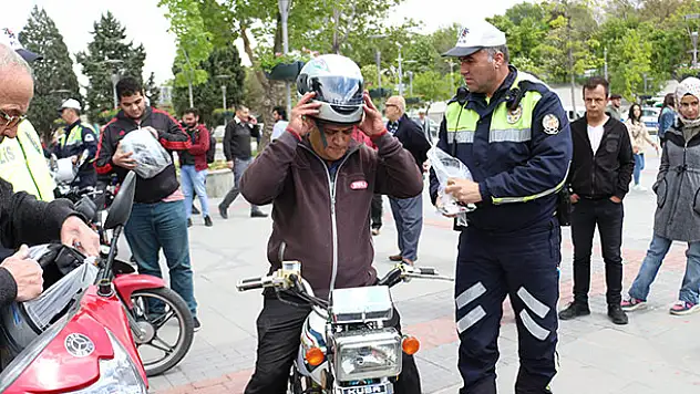 Konya'da motosiklet sürücülerine kask dağıtıldı