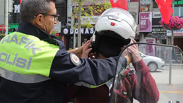Konya'da motosiklet sürücülerine kask dağıtıldı