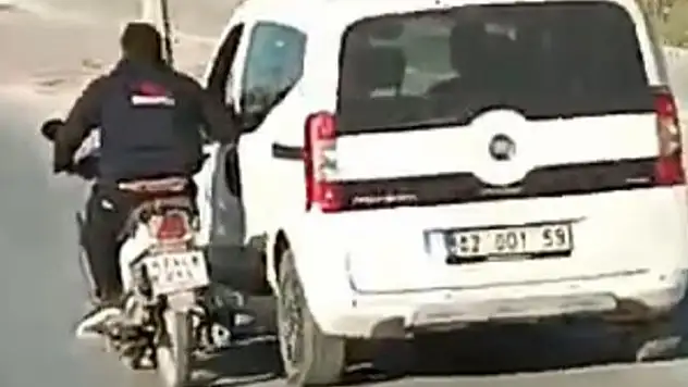 Konya'da motosiklet sürücüsünün tehlikeli yolculuğu kamerada