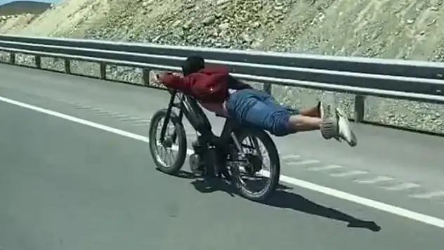 Konya'da motosiklet üstünde yatarak giden sürücü tehlike saçtı