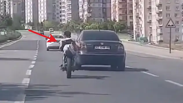 Konya'da motosiklet üzerinde tehlikeli anlar! Yatarak yolculuk yaptı
