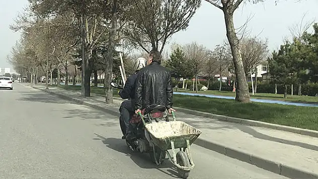 Konya'da motosiklet üzerinde tehlikeli yolculuk