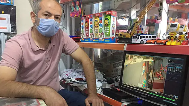 Konya'da motosikletli 3 hırsızın oyuncak ayı çaldığı çaldığı anlar