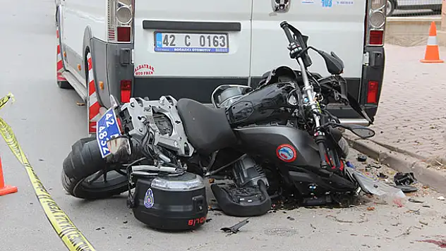 Konya'da motosikletli polisler şüpheli kovalarken ağaca çarptı
