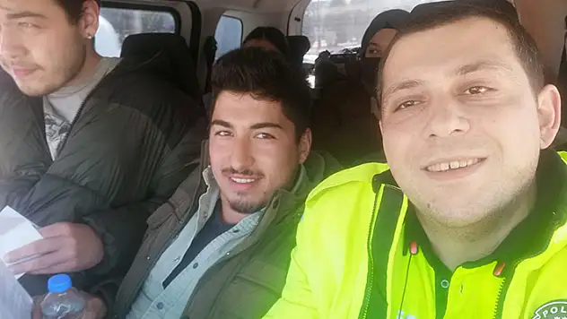 Konya'da MSÜ Askeri Öğrenci Aday Belirleme Sınavı'na geç kalan öğrencilerin yardımına polis yetişti
