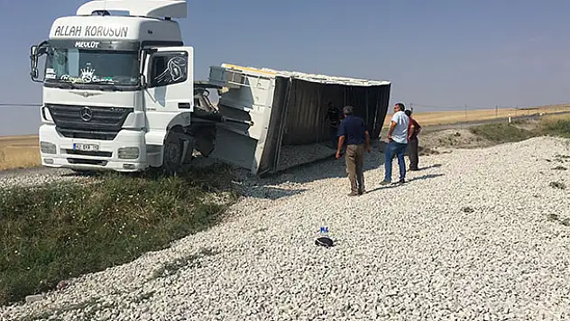 Konya'da mucur çeken tırın dorsesi devrildi: Mucurlar ekin tarlasına dağıldı