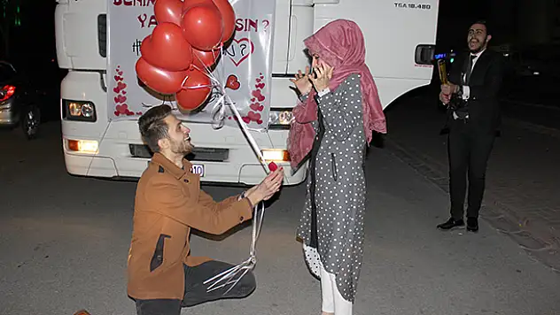 Konya'da nakliyeci gençten TIR'la evlenme teklifi