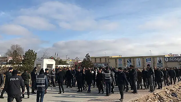 Konya'da nakliyeciler yol kapattı! Polis müdahale etti