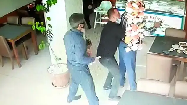 Konya'da nefes borusuna yemek kaçan müşteriyi, lokanta sahibinin müdahalesi kurtardı