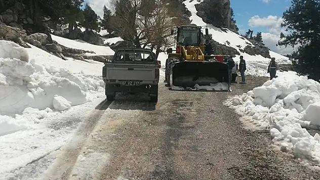 Konya'da Nisan ayında karla mücadele