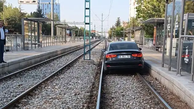 Konya'da normal yol diye tramvay yoluna giren sürücü alkollü çıktı
