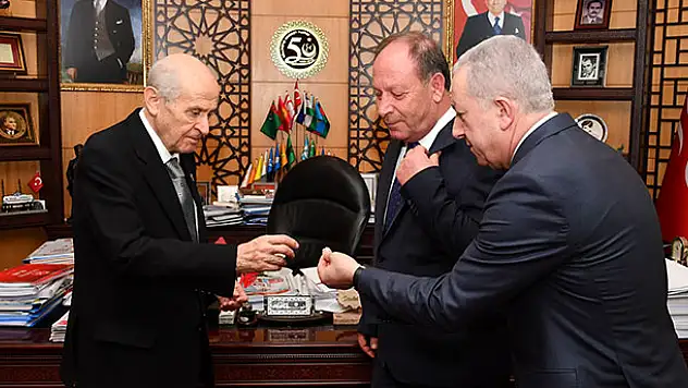 Konya'da o Belediye Başkanı MHP'ye katıldı! Rozeti Bahçeli taktı