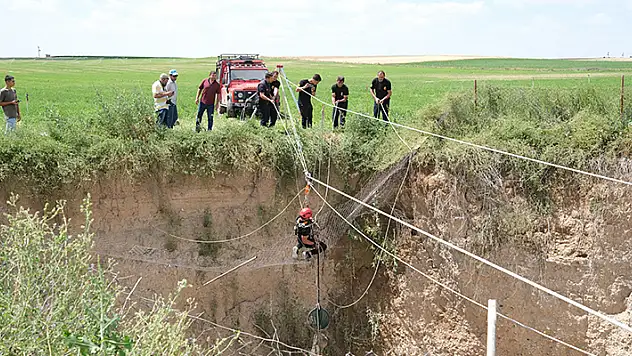 Konya'da obruğa düşen köpek kurtarıldı