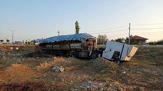 Konya'da odun yüklü tır şarampole indi: 1 yaralı
