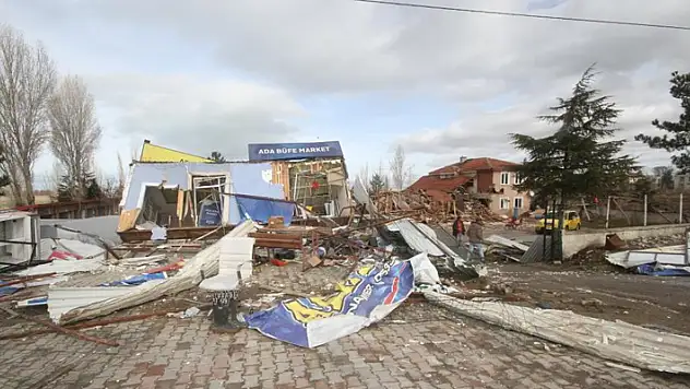 Konya'da öfkeli müşteri iş makinesiyle, restoranı ve büfeyi yerle bir etti

