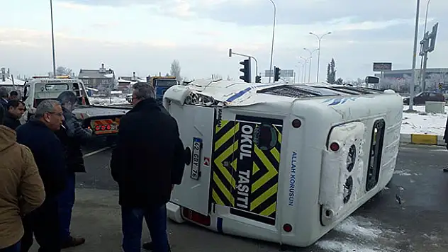 Konya'da öğrenci servisi ile yolcu otobüsü çarpıştı : 18 yaralı