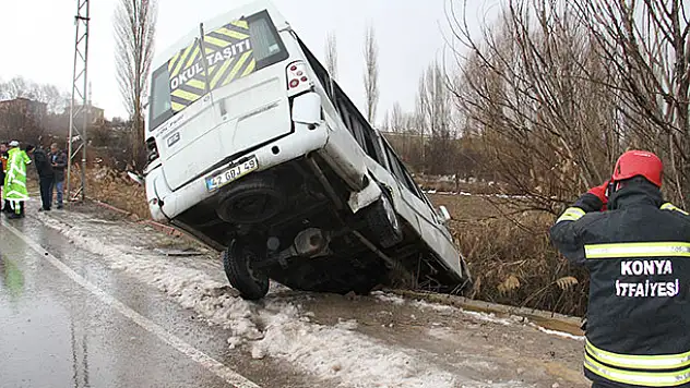 Konya'da öğrenci servisi, otomobil ve kamyona çarptı: 16 yaralı