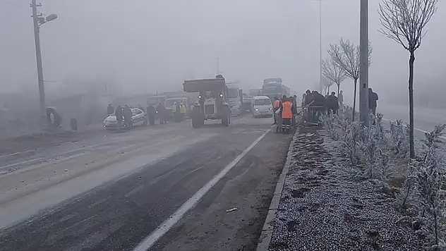 Konya'da öğrenci servisi ve 2 tırın karıştığı kazada 20 kişi yaralandı
