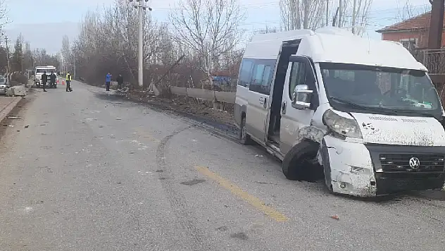 Konya'da öğrenci servisiyle otomobilin çarpışması sonucu 14 kişi yaralandı
