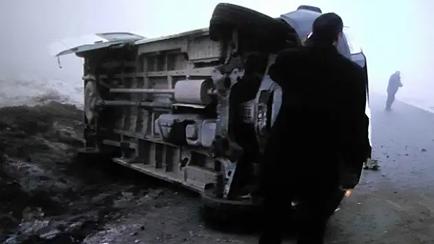 Konya'da öğrenci taşıyan minibüs devrildi : 6 yaralı