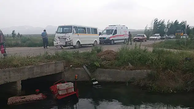 Konya'da öğrenci taşıyan minibüsün çarptığı traktör kanala düştü: 13 yaralı