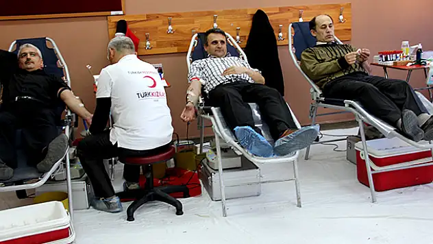 Konya'da öğrenci velileri kan verdi