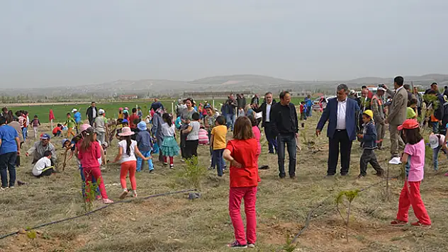 Konya'da öğrenciler 2 bin fidanı toprakla buluşturdu