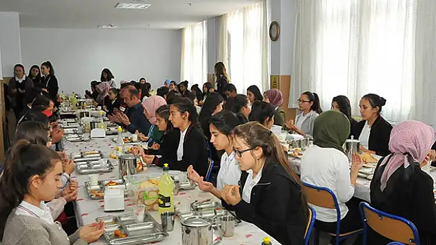 Konya'da  öğrenciler askerler için bin 400 Fetih Suresi okudu
